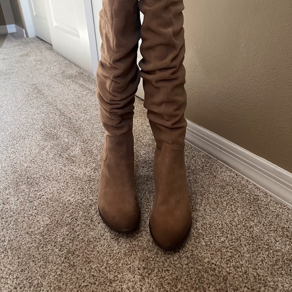 Boots - Tan Suede Splendid boots. Size 7 1/2. Like New. True to size. - Picture 6 of 16